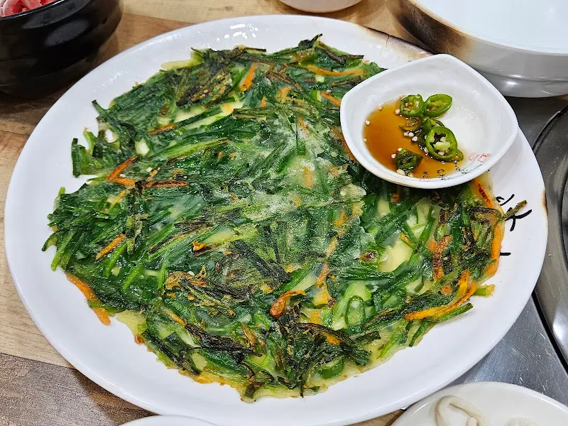 부추전과 간장 소스