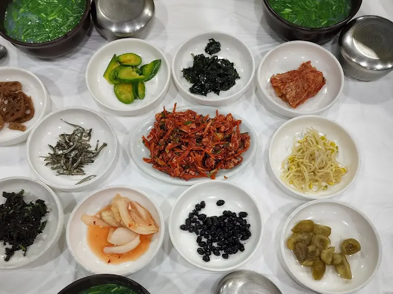 다채로운 밑반찬이 가득 차려진 테이블