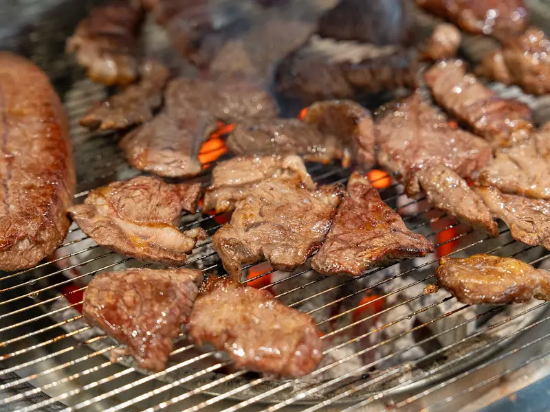 숯불에 구워지는 소고기