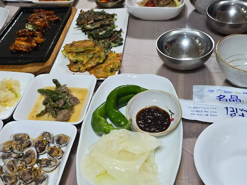 정갈하게 담긴 반찬들