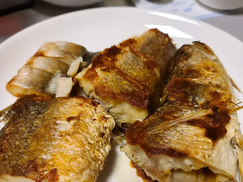 노릇하게 구워진 생선