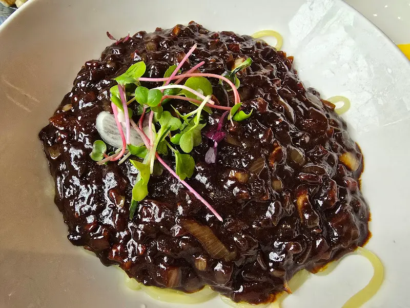 윤기가 흐르는 짜장면