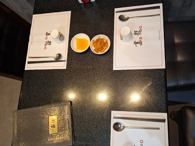 깔끔하게 세팅된 테이블