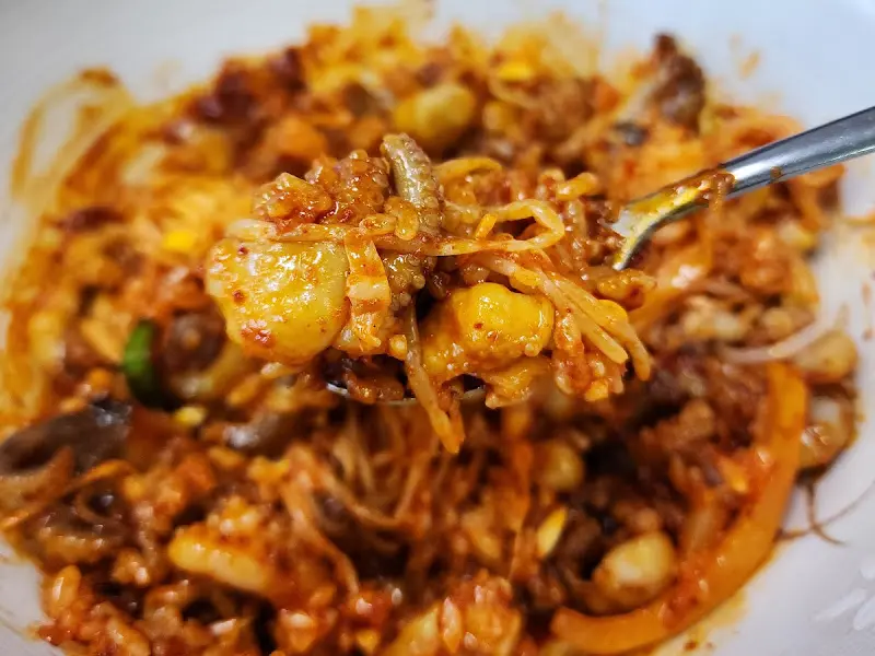 쭈꾸미볶음을 밥에 비벼 먹는 모습