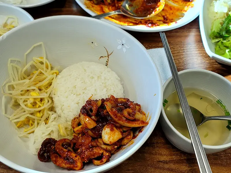 맛있게 비벼진 쭈꾸미 볶음밥