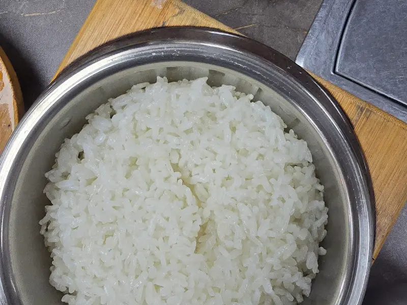 윤기가 흐르는 찰솥밥