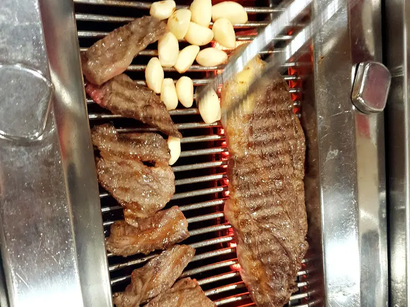 숯불 위에서 익어가는 한우