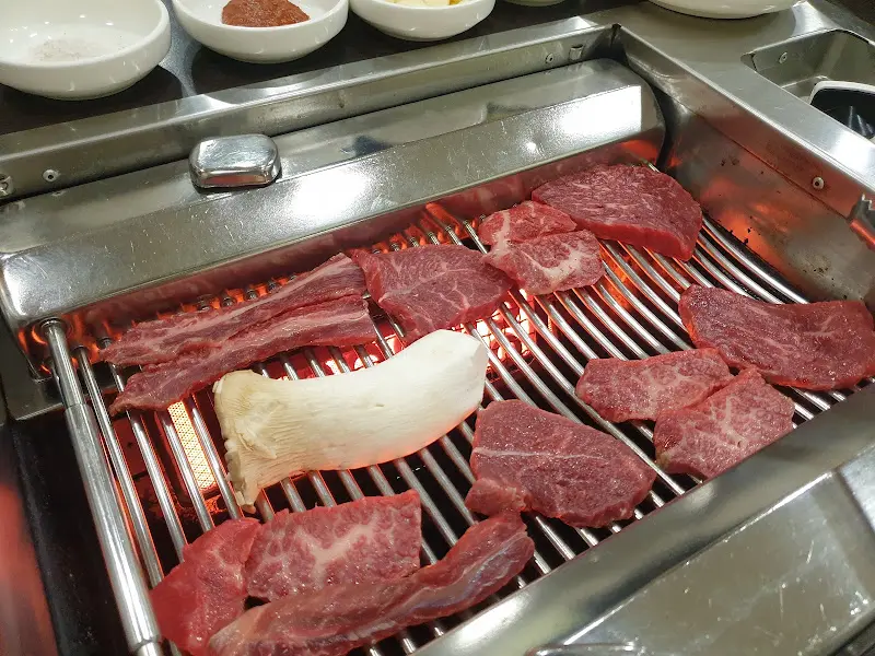 불판 위 한우, 마늘, 버섯