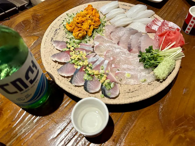 싱싱한 회와 술 한 잔