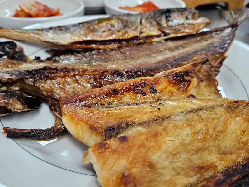 노릇하게 구워진 삼치구이