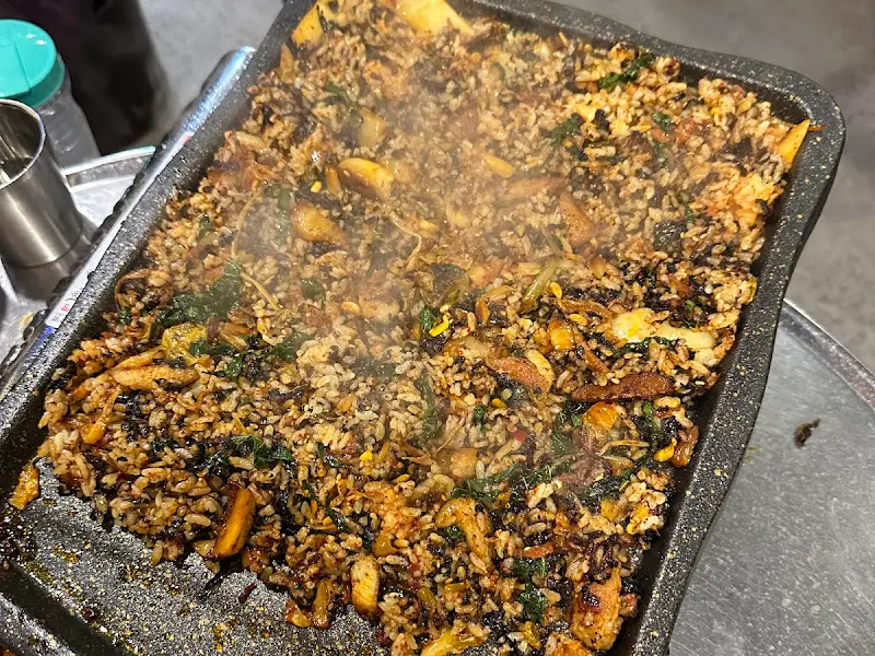 불판 위에 볶아져 나온 볶음밥