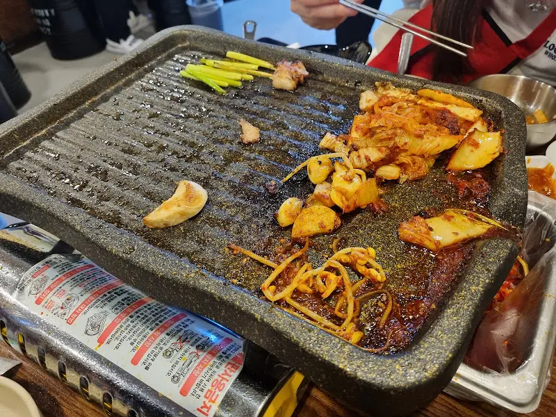 고기를 다 먹고 난 후 불판의 모습