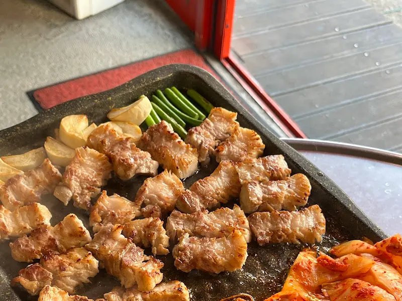 불판에 구워지고 있는 김치의 모습