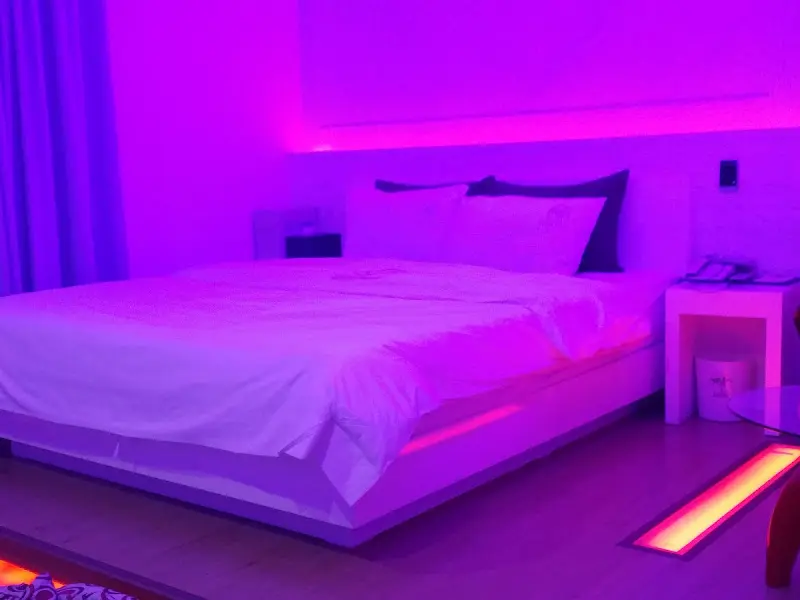 침대 아래 간접 조명이 설치된 객실