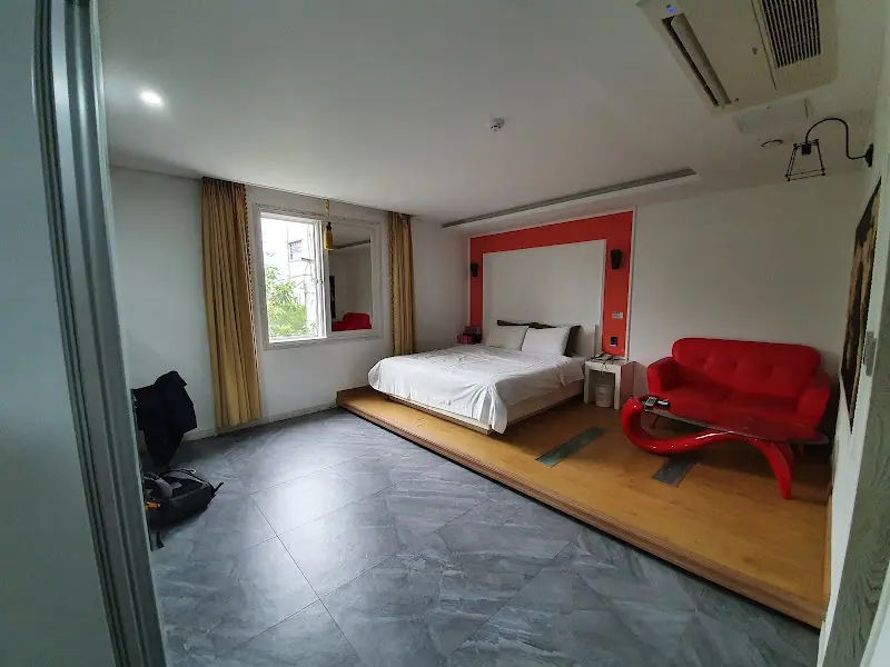 넓은 객실 내부, 침대와 소파가 보인다