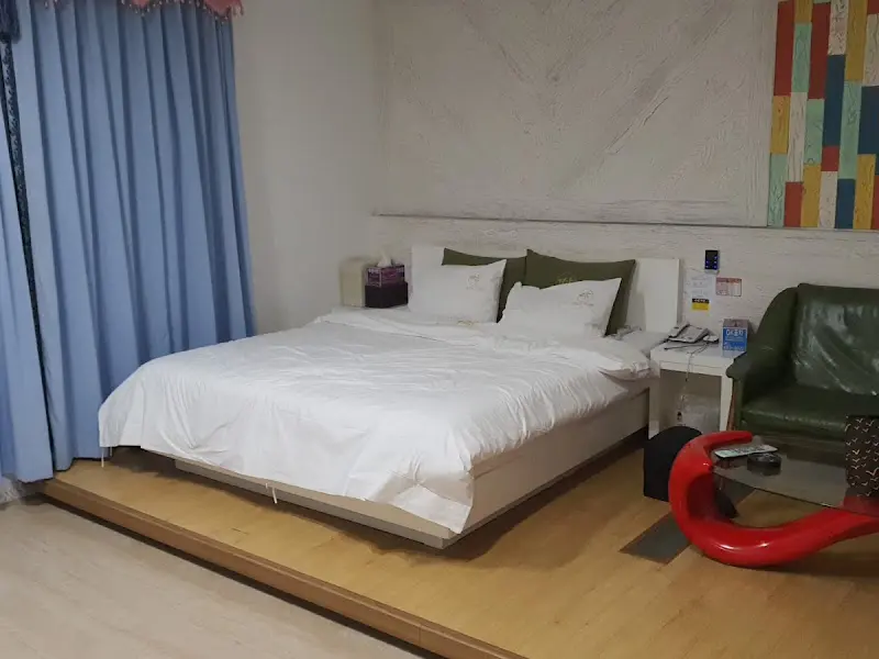 침대 옆에 놓인 협탁과 콘솔