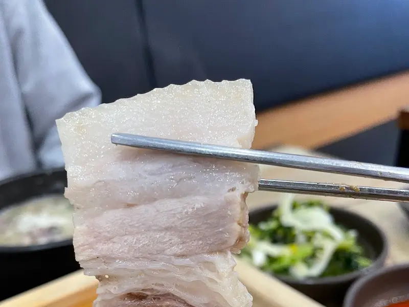 두툼하게 썰린 편백 보쌈 한 점