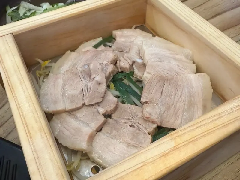 편백 나무 상자에 담겨 나온 보쌈