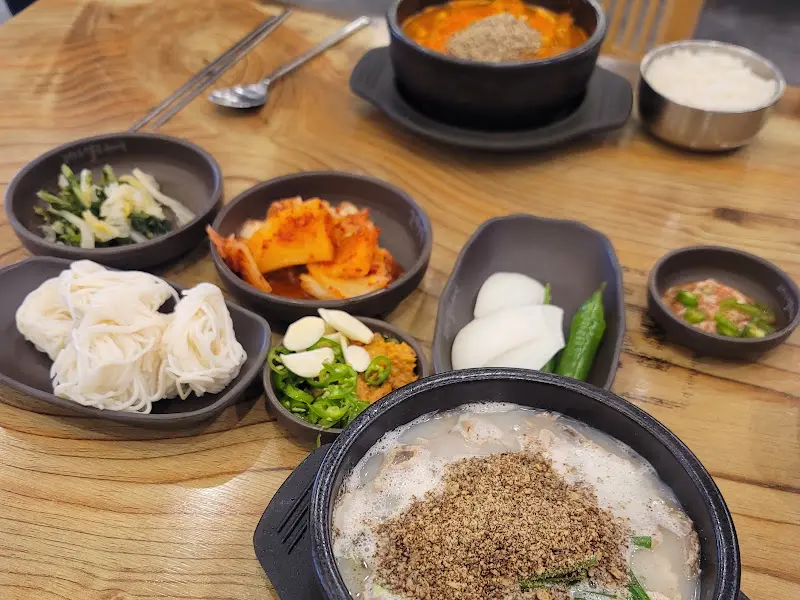 얼큰 순대국과 다양한 곁들임