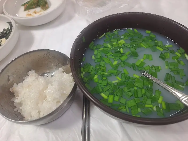 뽀얀 국물에 부추가 듬뿍 올려진 재첩국