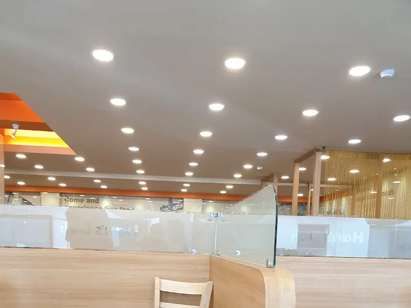 매장 천장의 밝은 조명