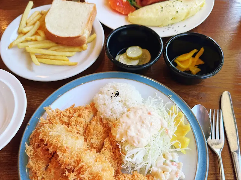 숲과 브런치 플레이트와 돈까스