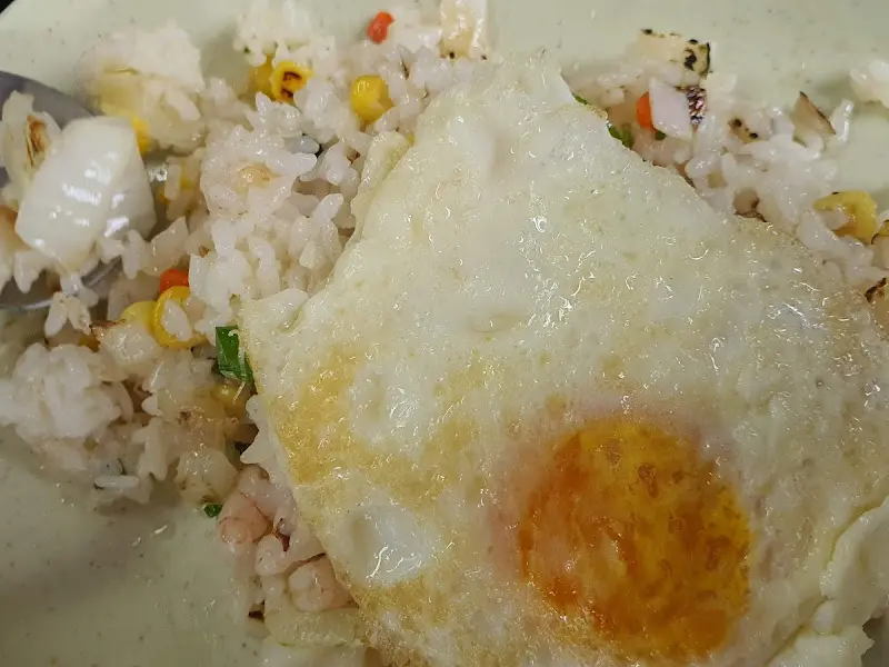 계란후라이가 올라간 야채볶음밥
