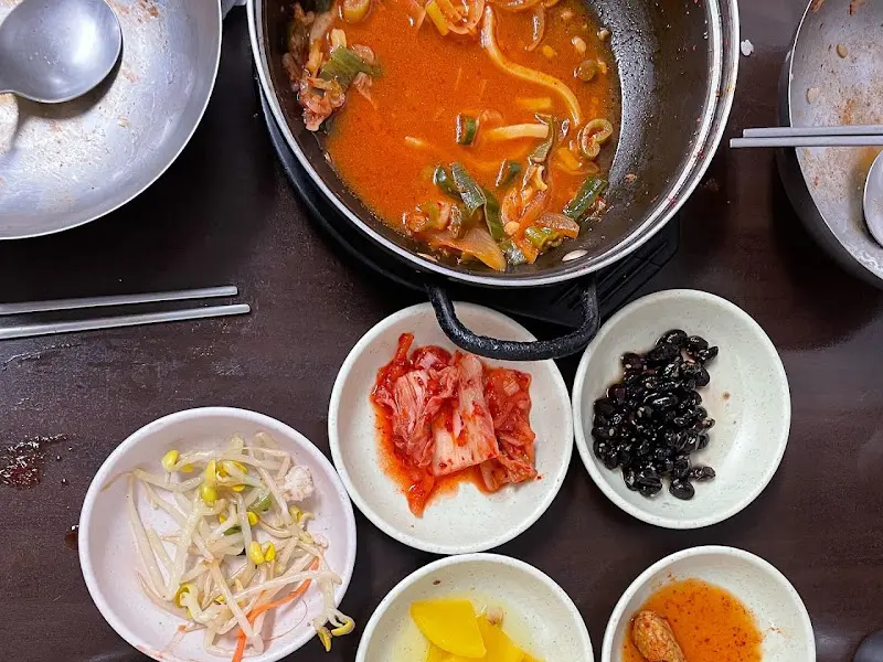 깨끗하게 비워진 냄비