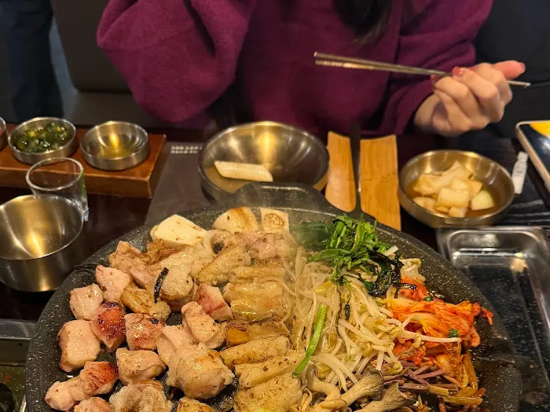 구미곱창에서 곱창을 즐기는 모습