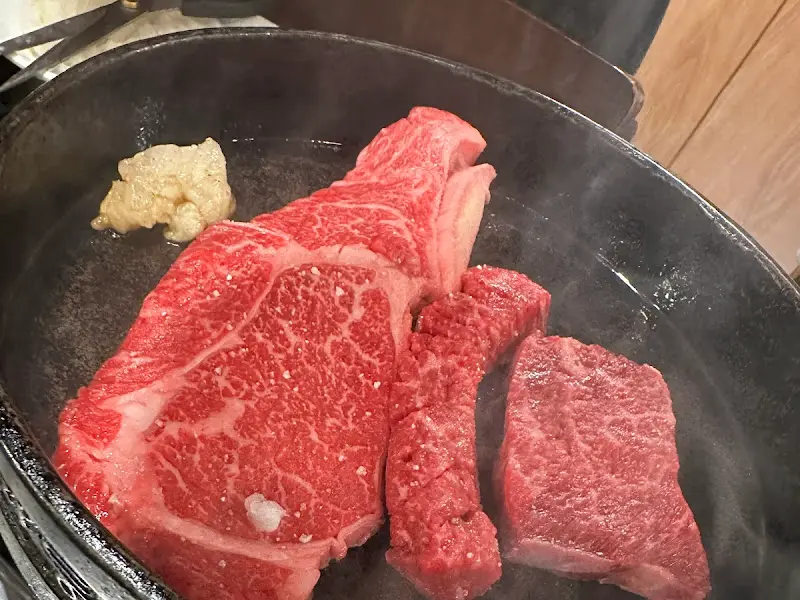 우판 위에서 익어가는 한우 등심