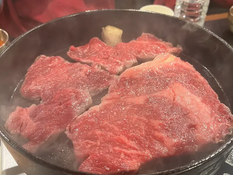 무쇠 팬 위에서 익어가는 한우 등심