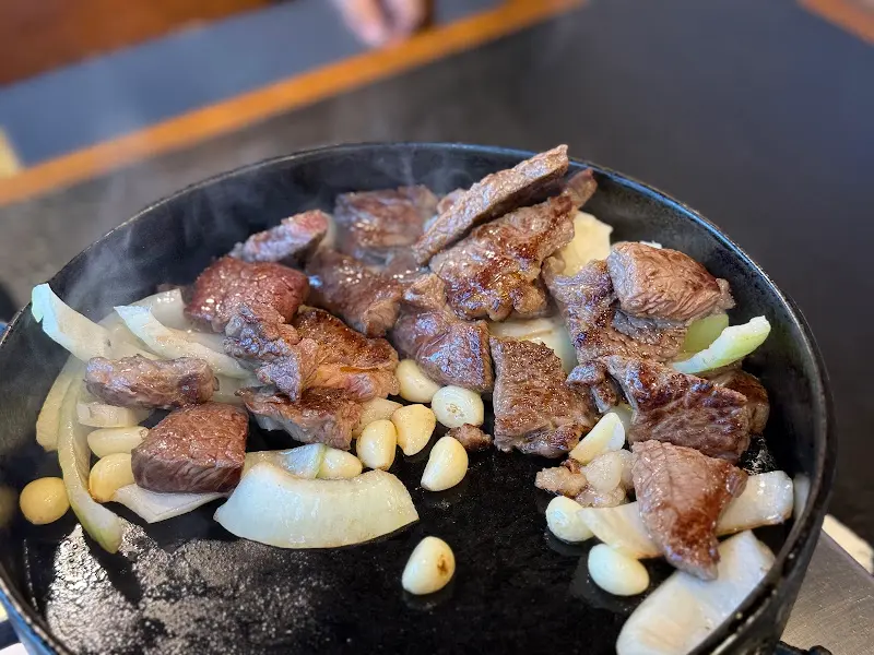 무쇠 팬 위에서 익어가는 한우 등심