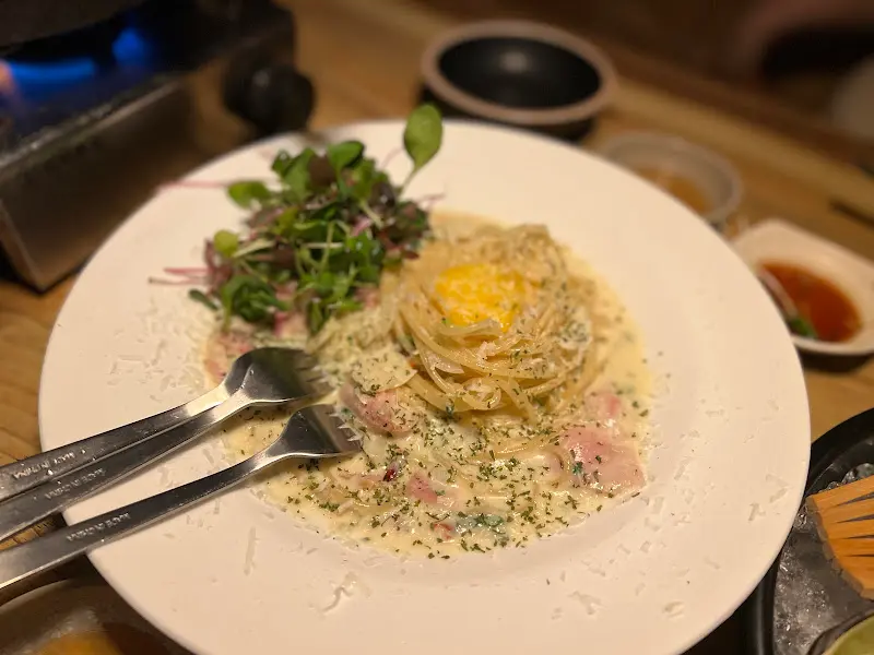 크림 소스가 듬뿍 뿌려진 파스타