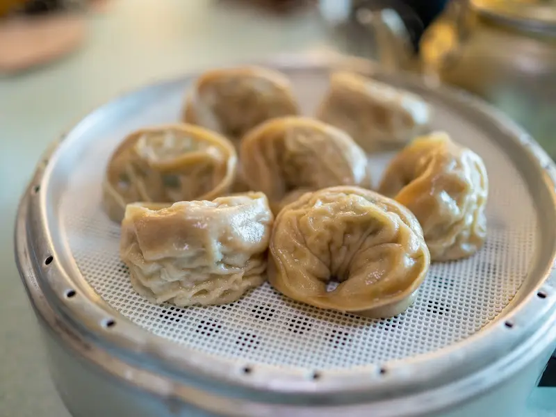 윤기가 흐르는 꿩만두의 자태