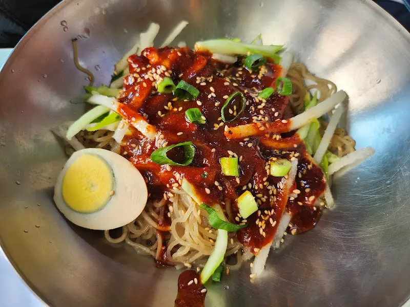 매콤달콤한 비빔냉면의 유혹
