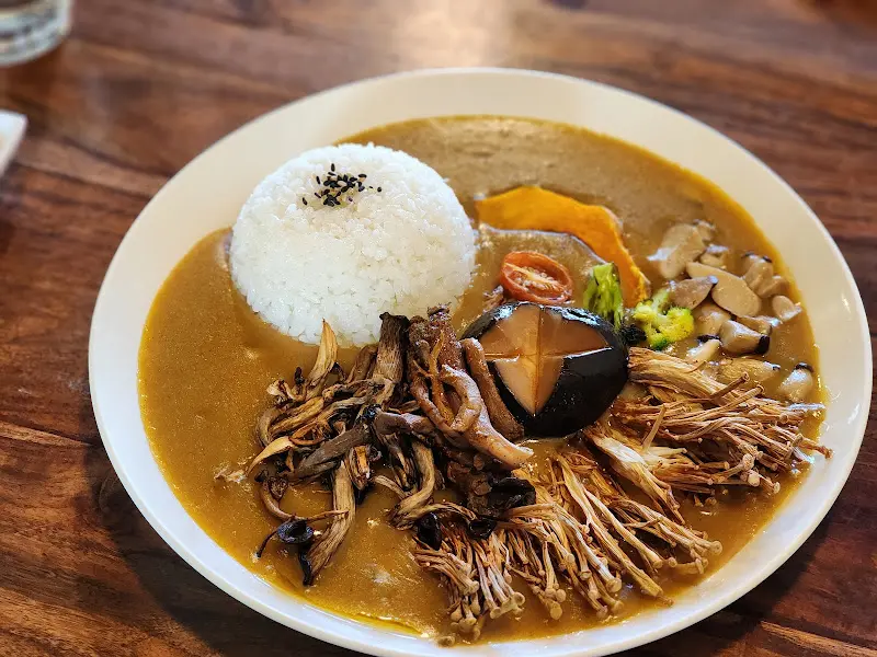 톰톰카레 버섯카레 전체샷