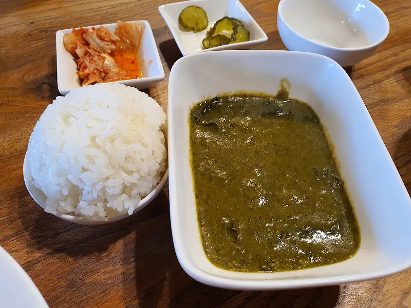 톰톰카레 기본 반찬