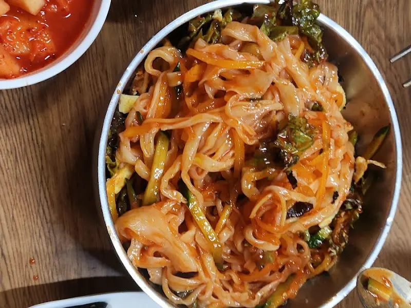 현대칼국수 비빔칼국수 근접샷