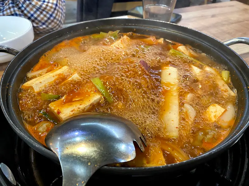 칼국수가 끓고 있는 모습