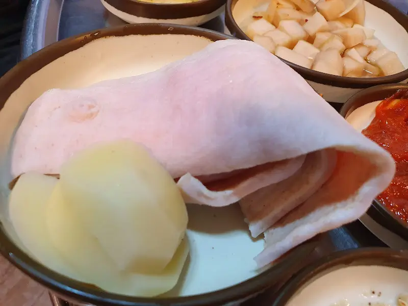 저잣거리의 별미, 신선한 돼지 껍데기