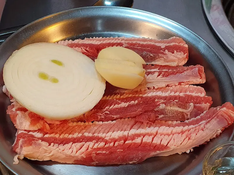 칼집이 예술인 저잣거리 삼겹살