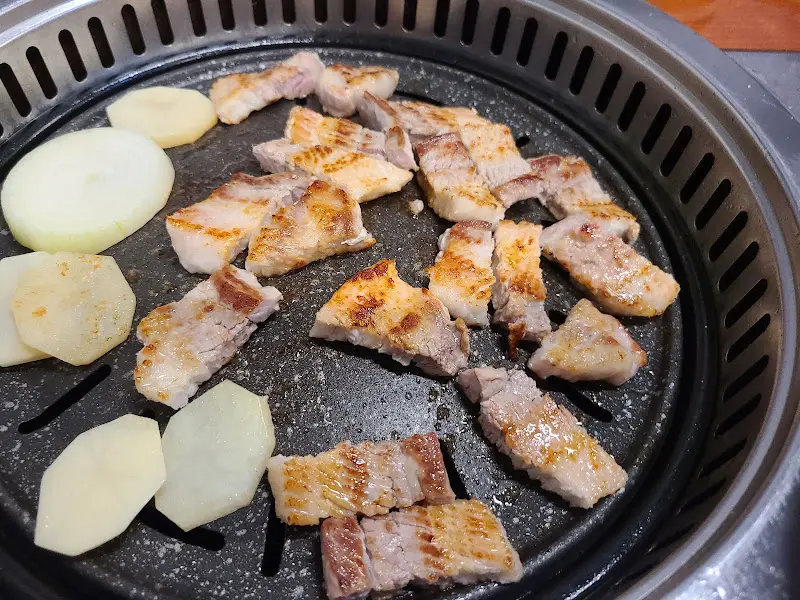 불판 위에서 맛있게 익어가는 삼겹살