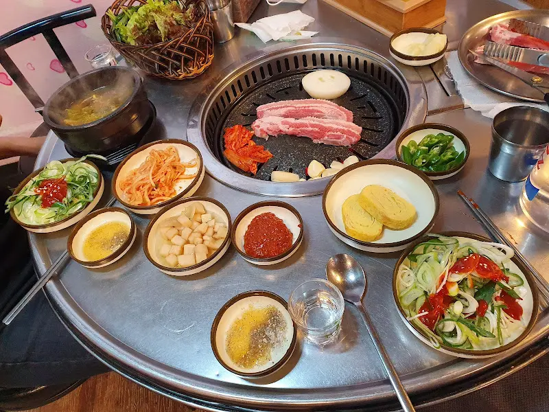 저잣거리 한 상 차림 전체샷