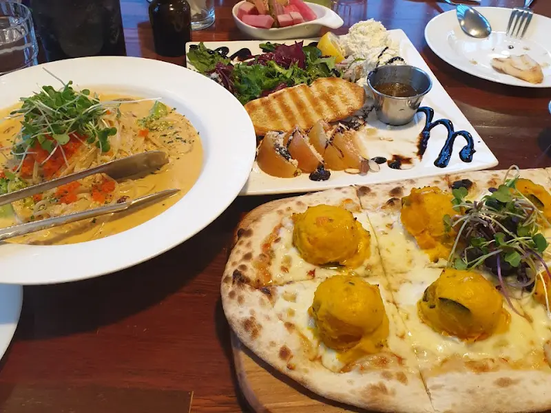 단호박 크림치즈 피자, 리코타 치즈 샐러드, 게살 오이스터 파스타