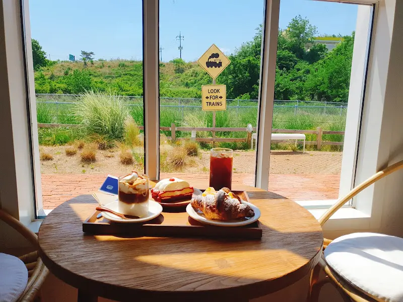 창밖으로 보이는 철길과 풍경