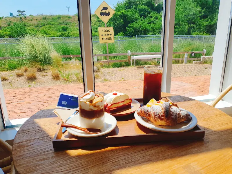 창밖 풍경과 함께 놓인 디저트