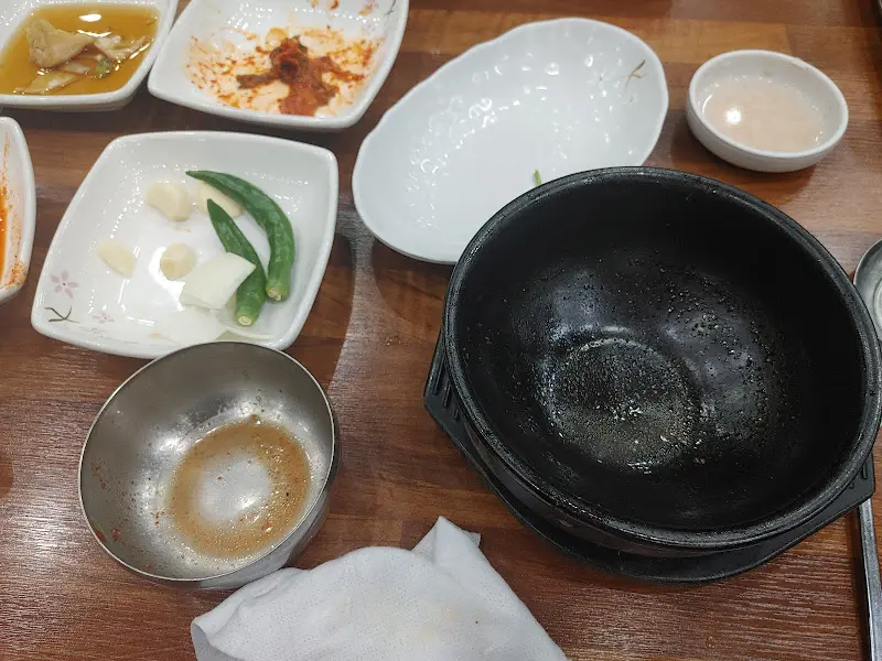 깔끔하게 비워진 테이블