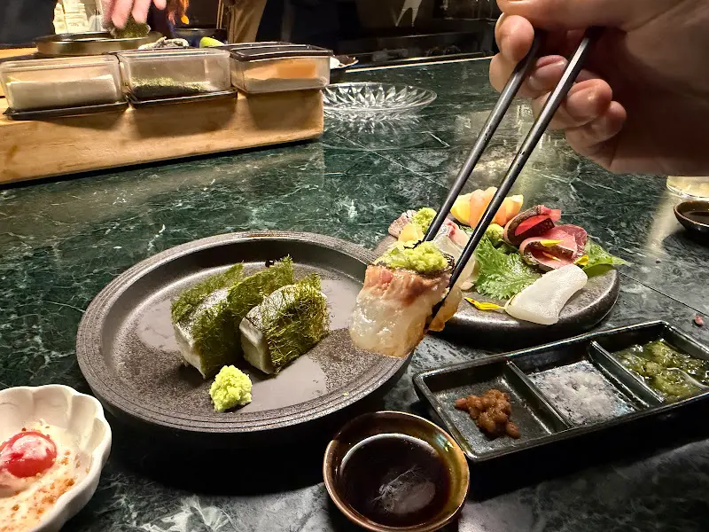 고등어봉초밥을 들어올리는 젓가락