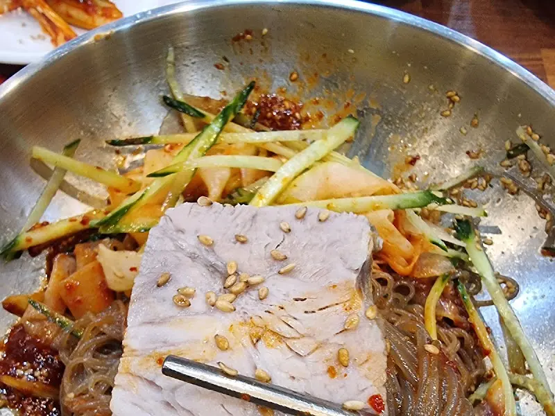 비빔냉면과 수육