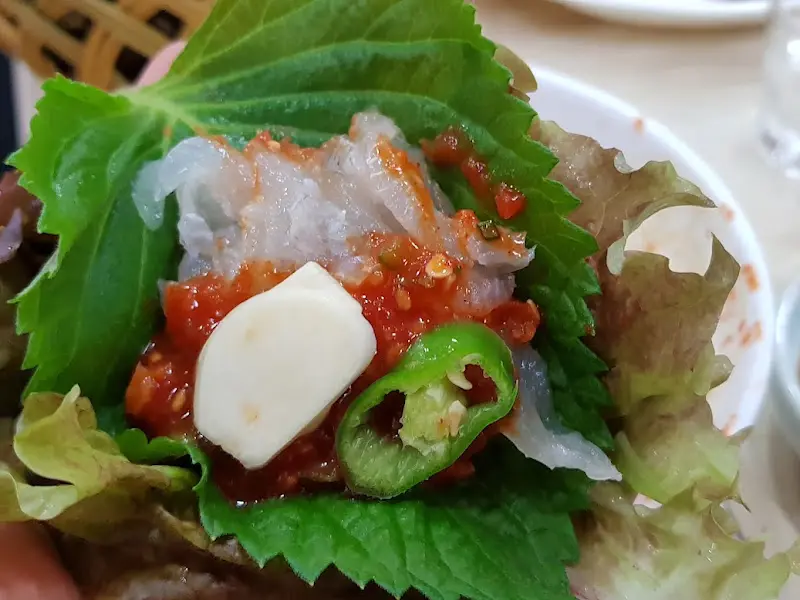 깻잎쌈에 싸 먹는 싱싱한 회